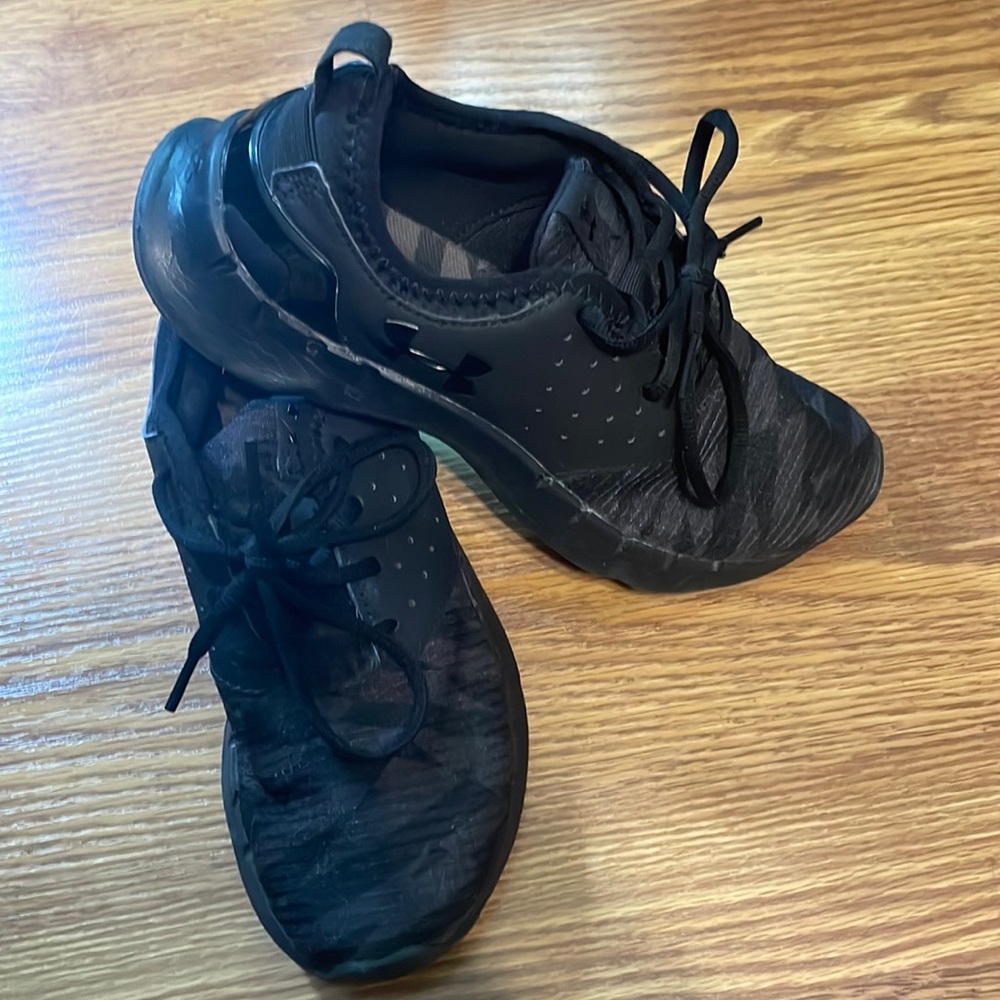 Black under armour sneaker